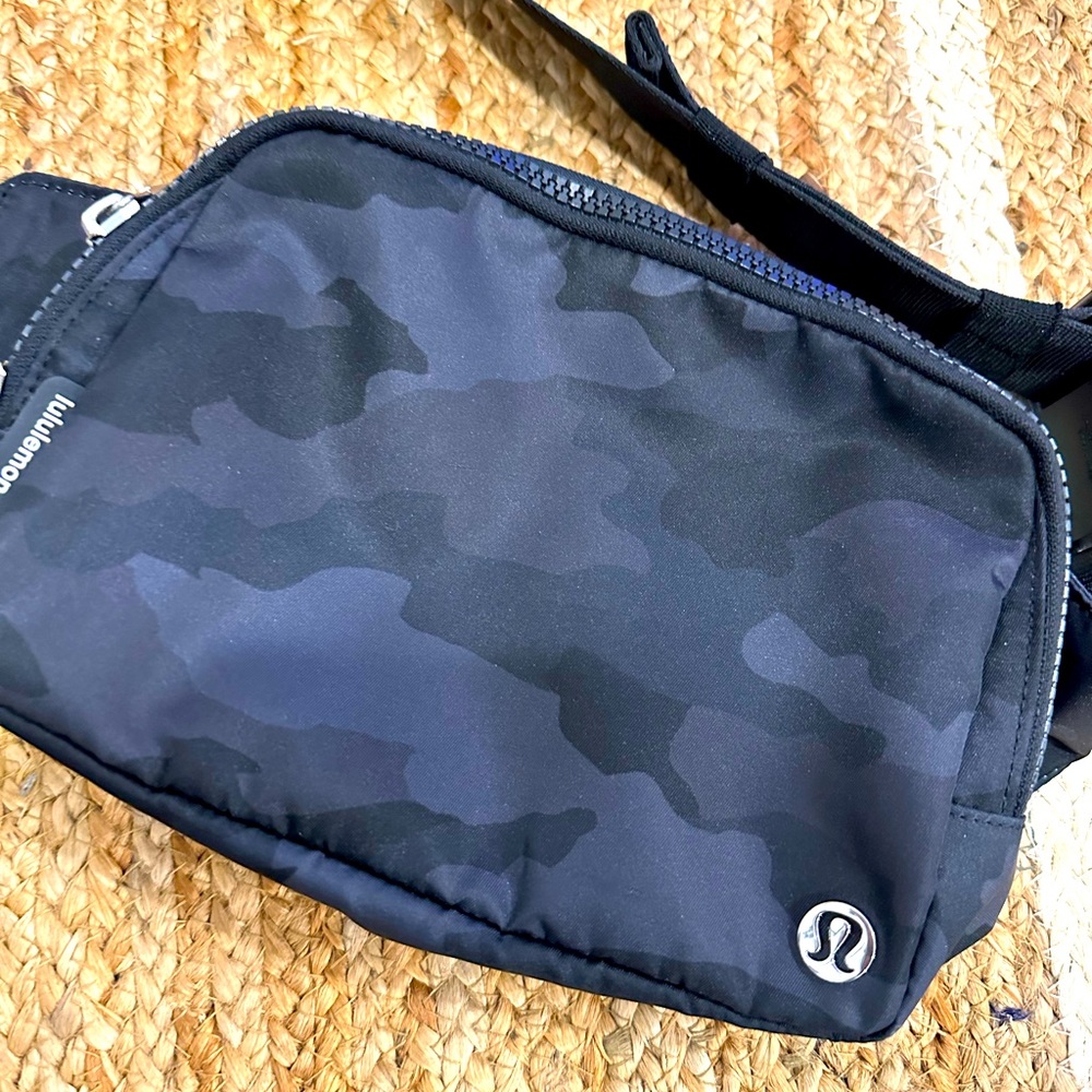 LuLuLemon favorite 2L beltbag (larger /fatigue black)